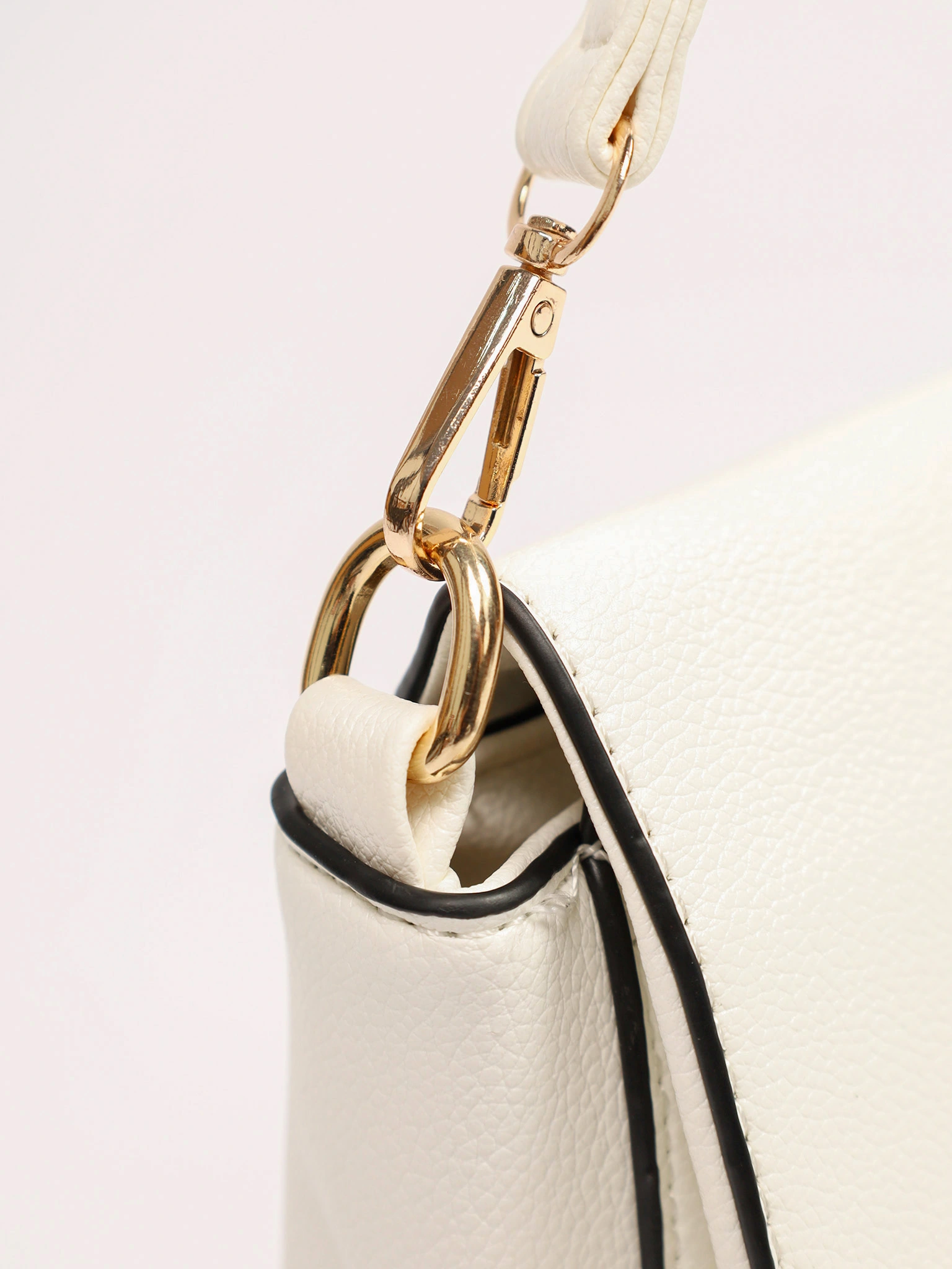 Сумка-кроссбоди с декоративной пряжкой в ассортименте